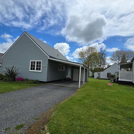 Huka Falls Resort Lago Lago Taupo Exterior foto The new houses at the village