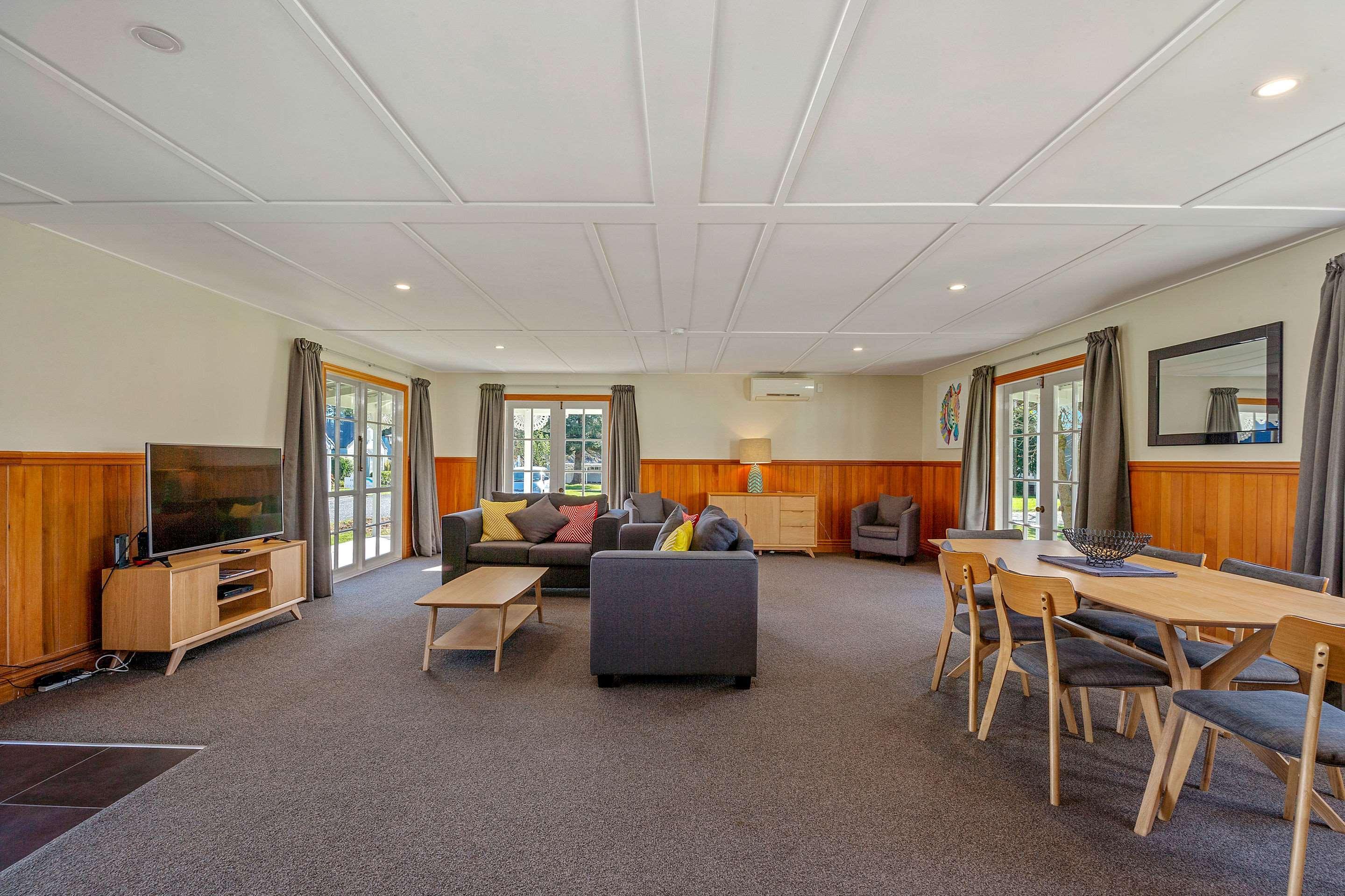 Huka Falls Resort Lago Lago Taupo Exterior foto The common room at the University of Waikato's Melville Hall