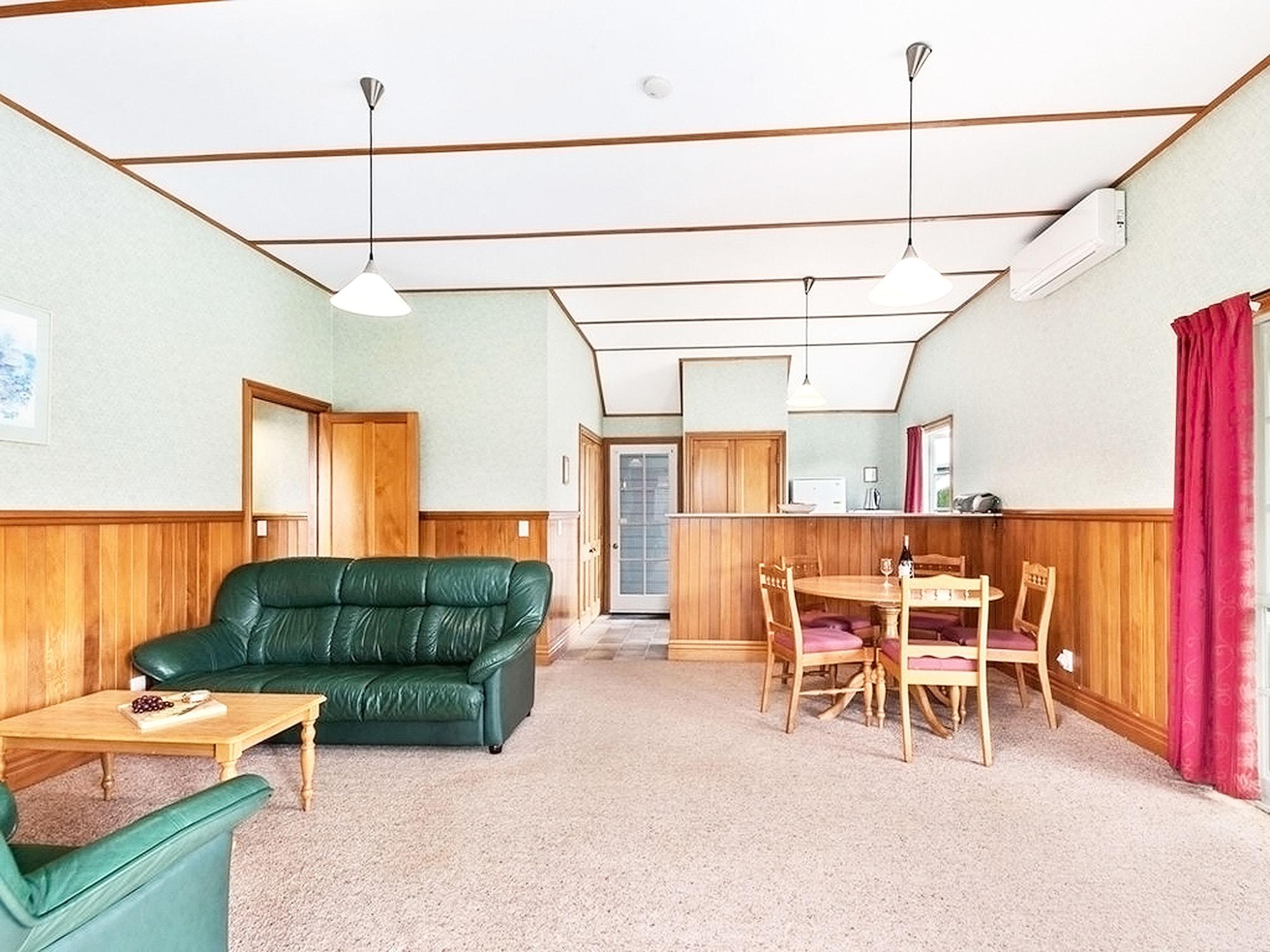 Huka Falls Resort Lago Lago Taupo Exterior foto The interior of the station building