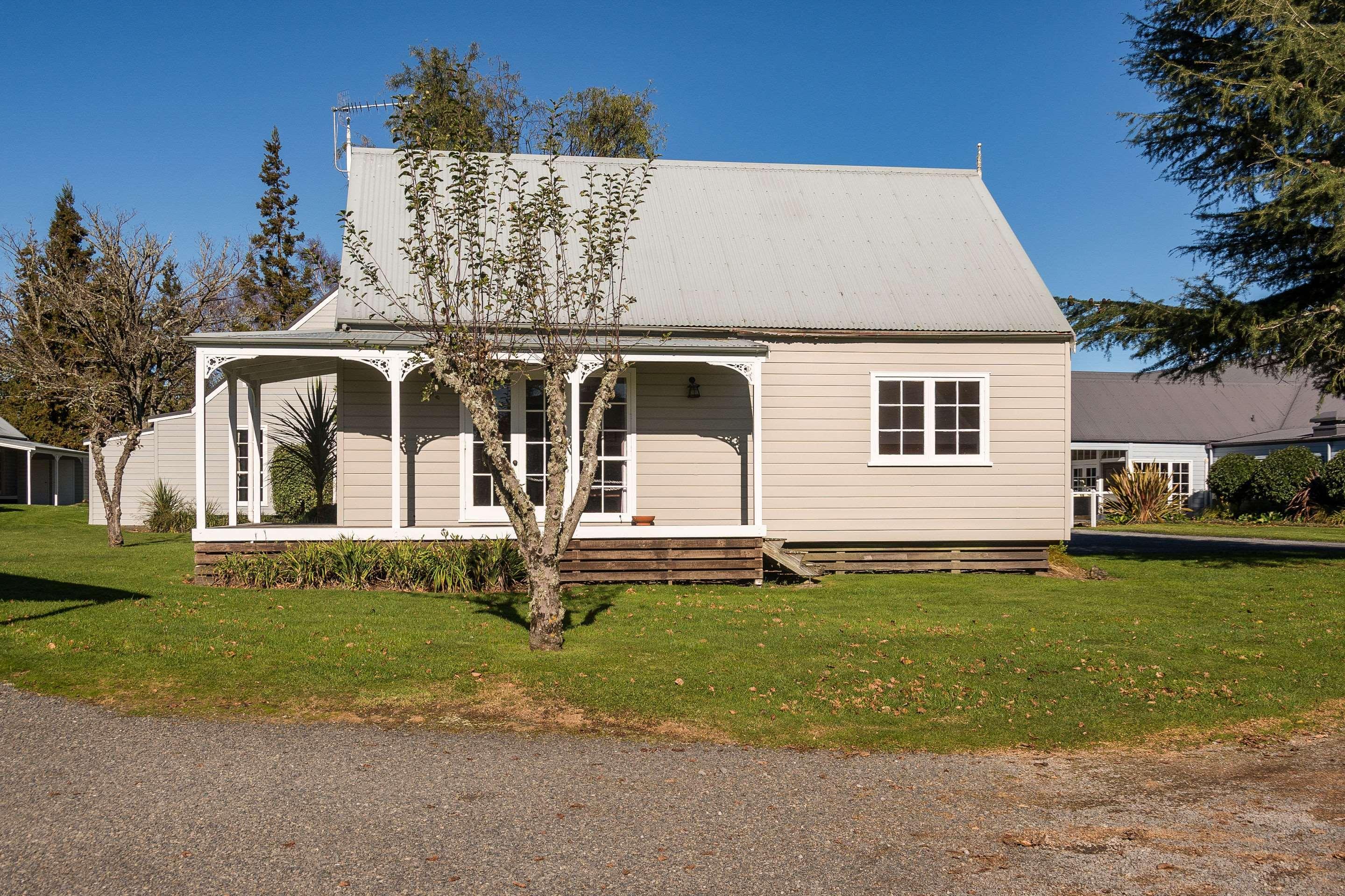 Huka Falls Resort Lago Lago Taupo Exterior foto The former school building, now a private residence