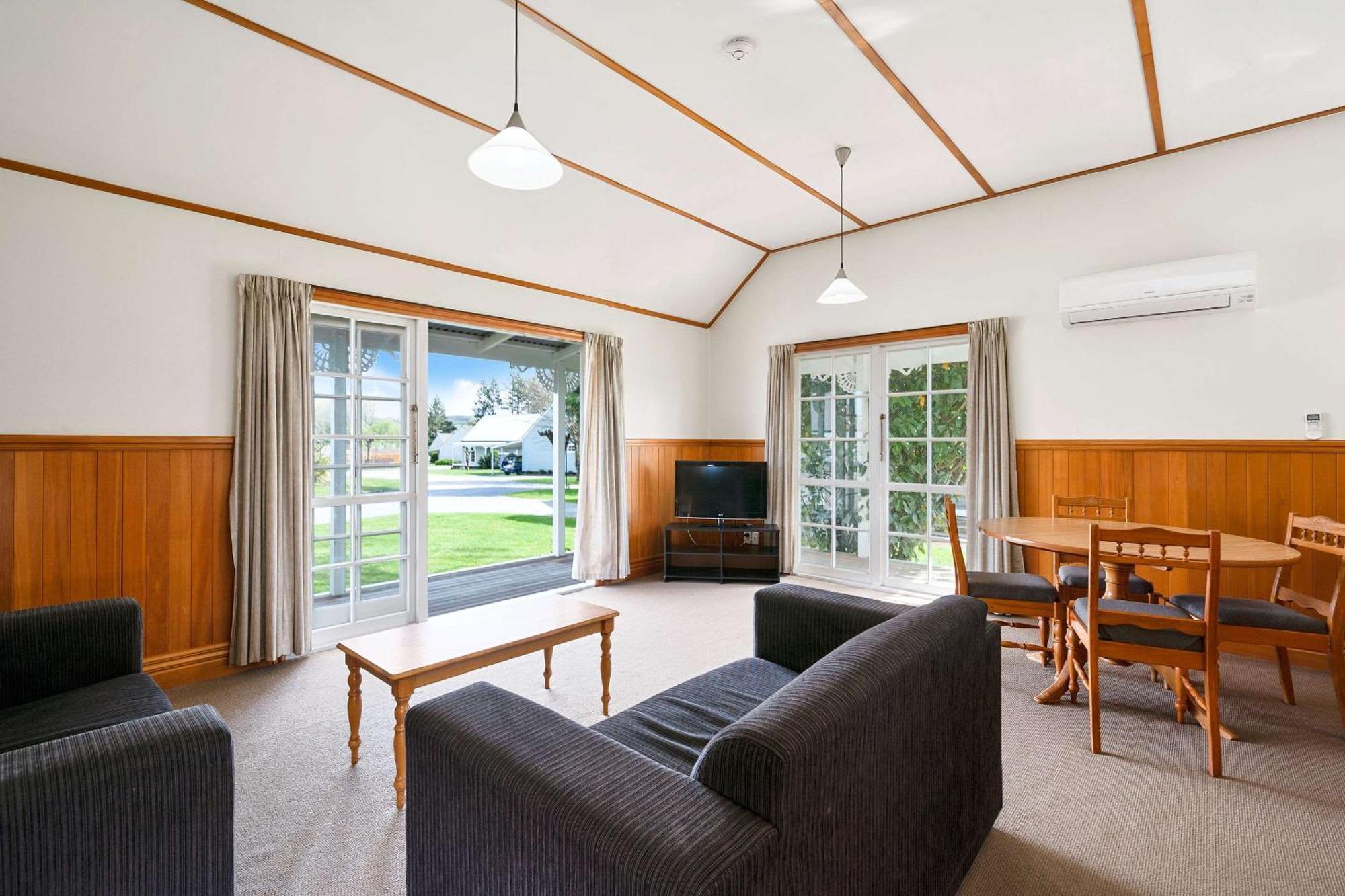 Huka Falls Resort Lago Lago Taupo Exterior foto Living area of a typical two bedroom apartment