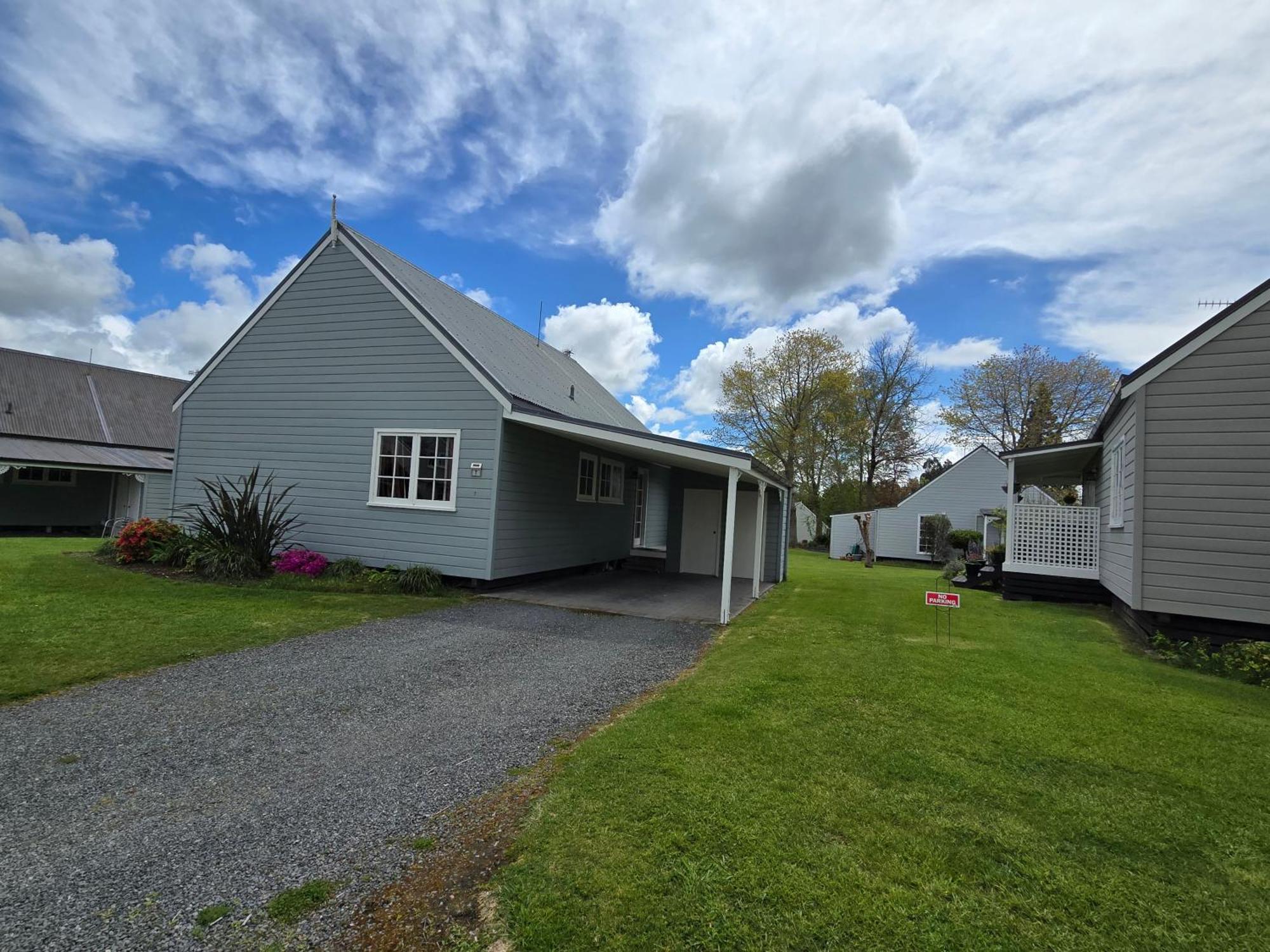 Huka Falls Resort Lago Lago Taupo Exterior foto The new houses at the village
