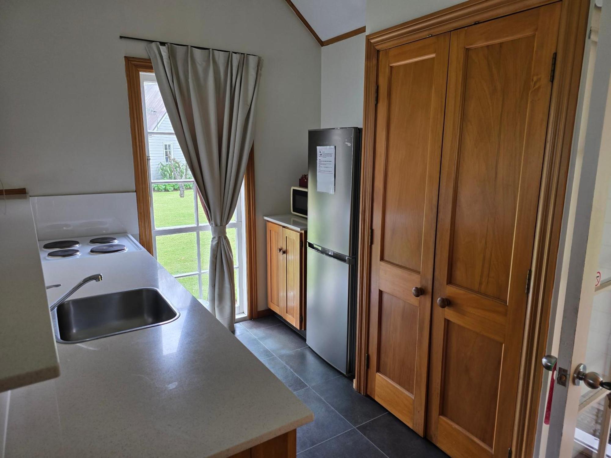 Huka Falls Resort Lago Lago Taupo Exterior foto Kitchen in a typical one-bedroom apartment