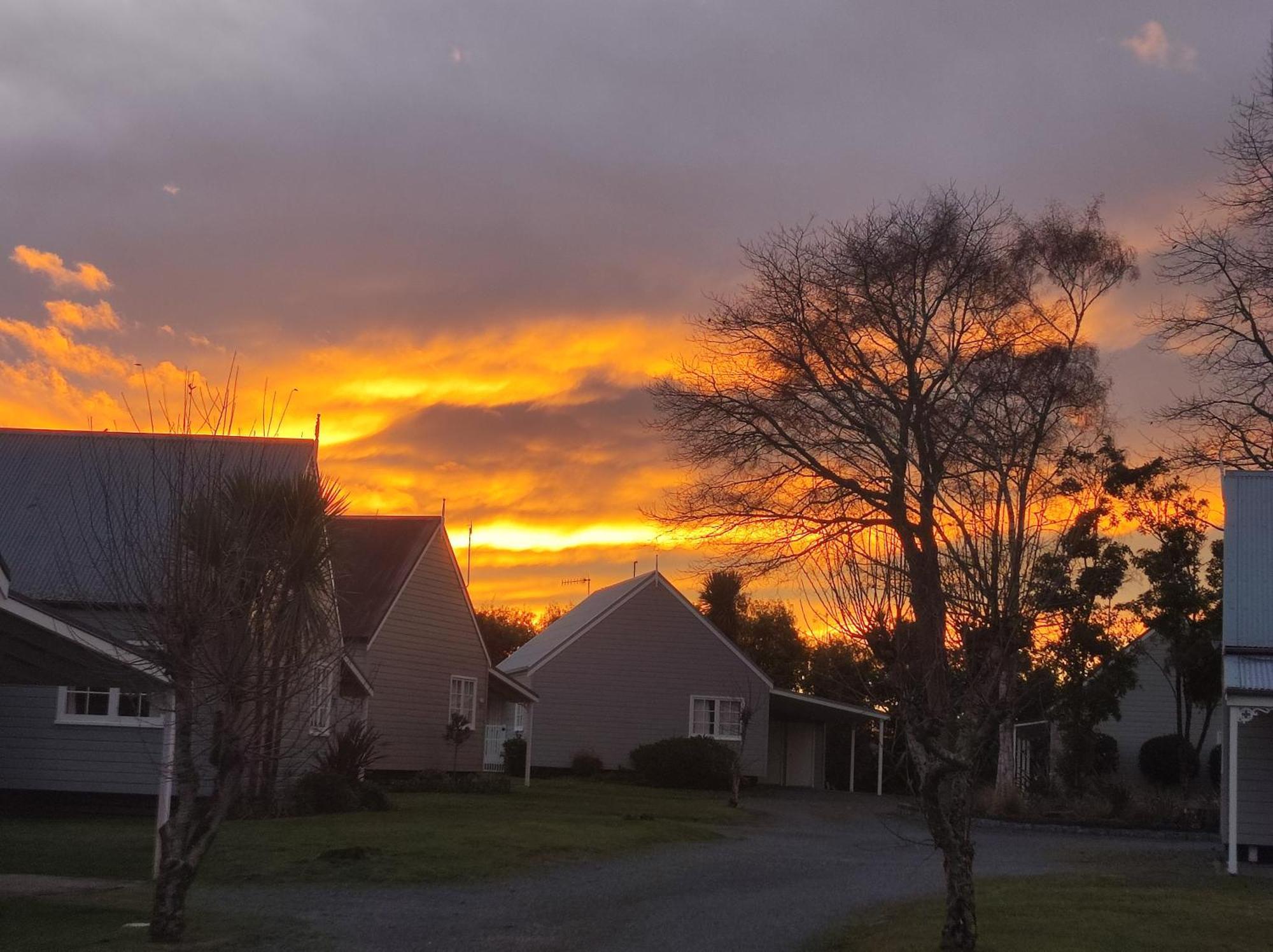 Huka Falls Resort Lago Lago Taupo Exterior foto Sunset over the town