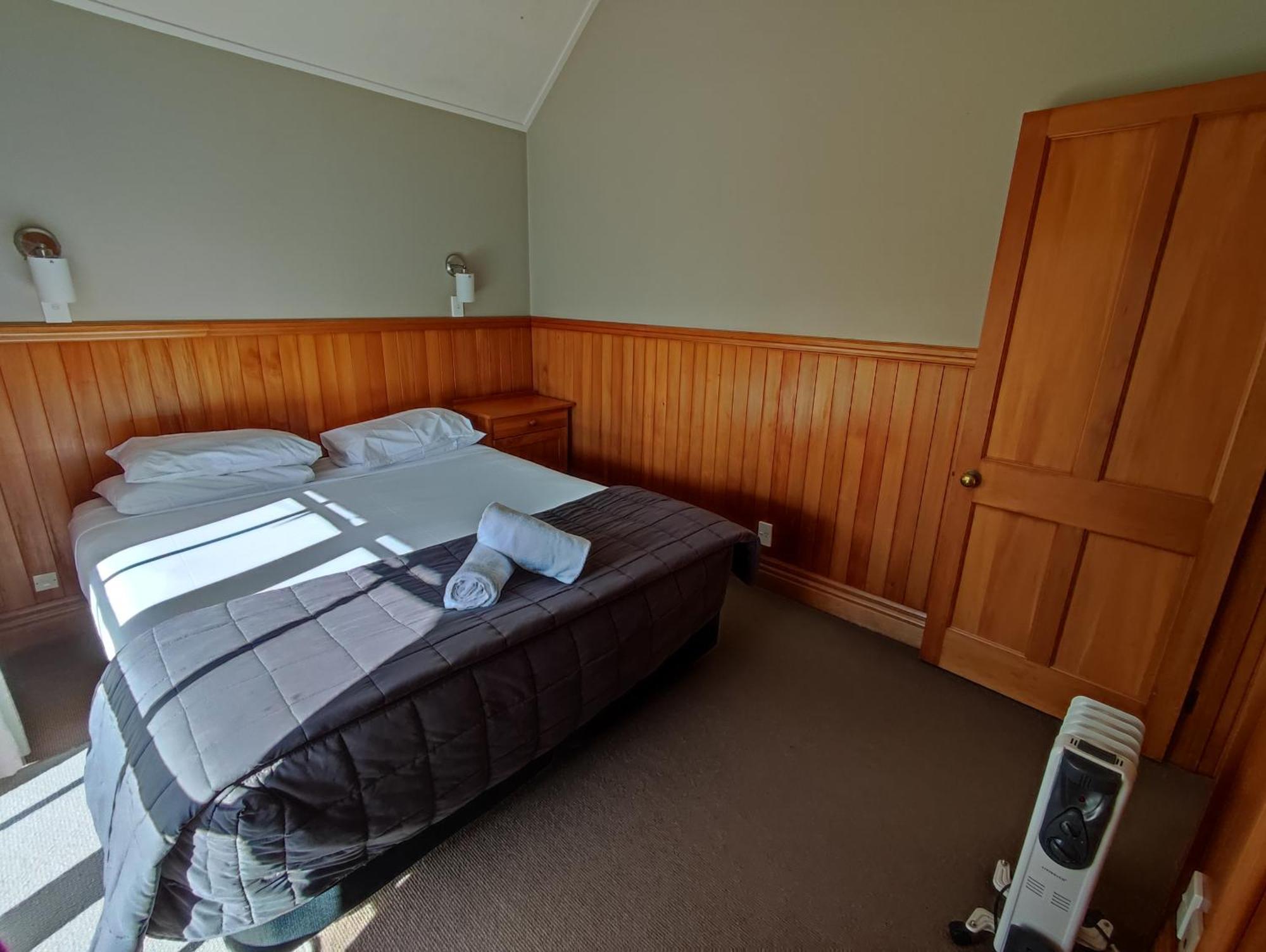 Huka Falls Resort Lago Lago Taupo Exterior foto A bedroom in a motel