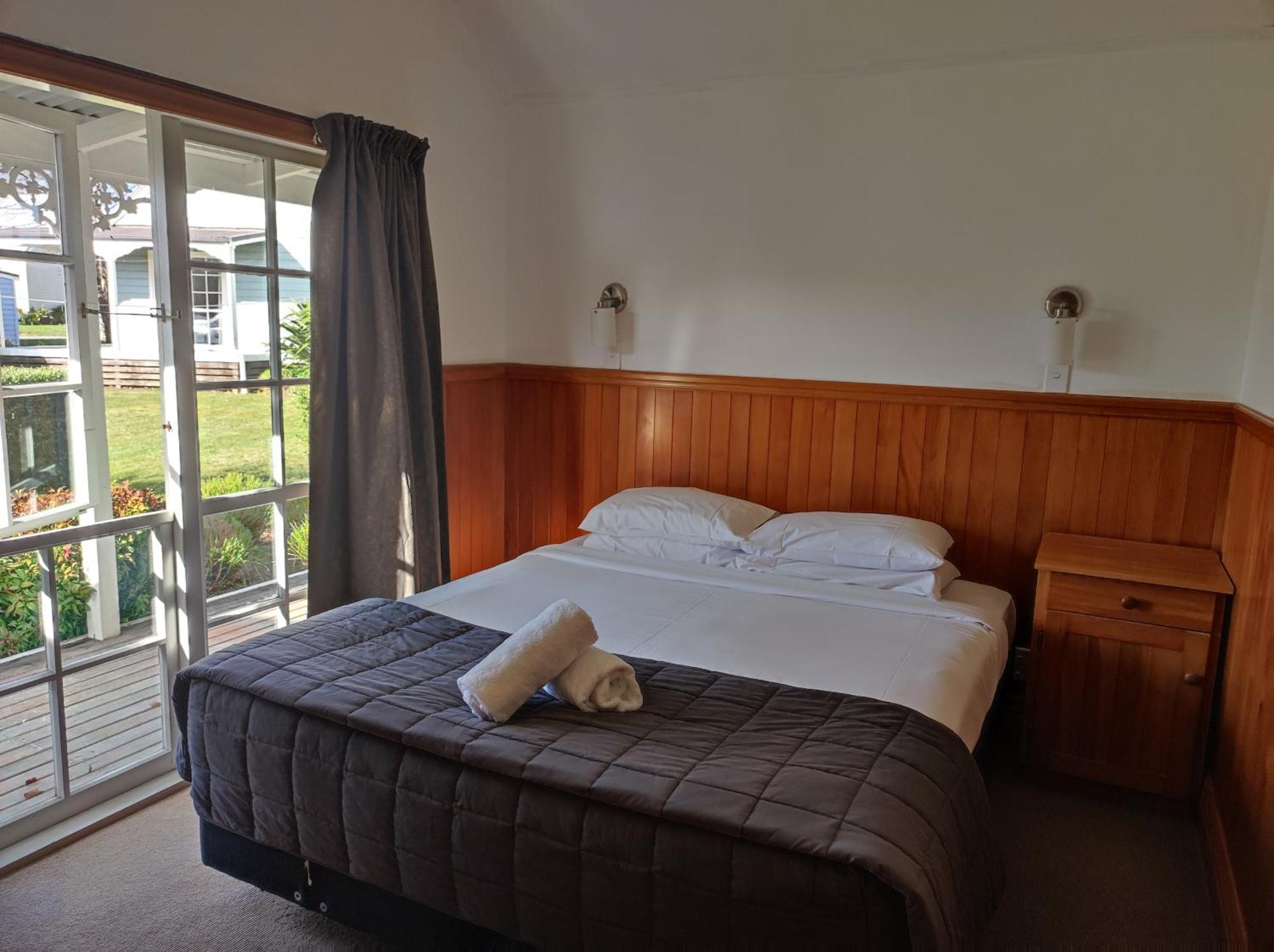 Huka Falls Resort Lago Lago Taupo Exterior foto A bedroom in a motel