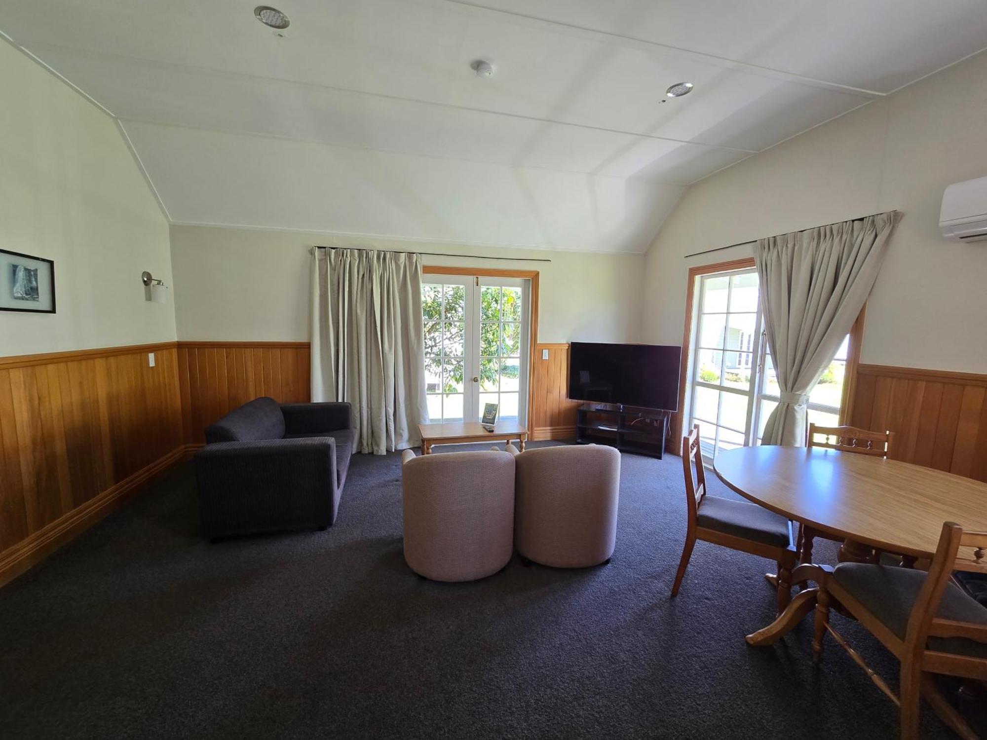 Huka Falls Resort Lago Lago Taupo Exterior foto The lounge of a two-bedroom apartment at the hotel